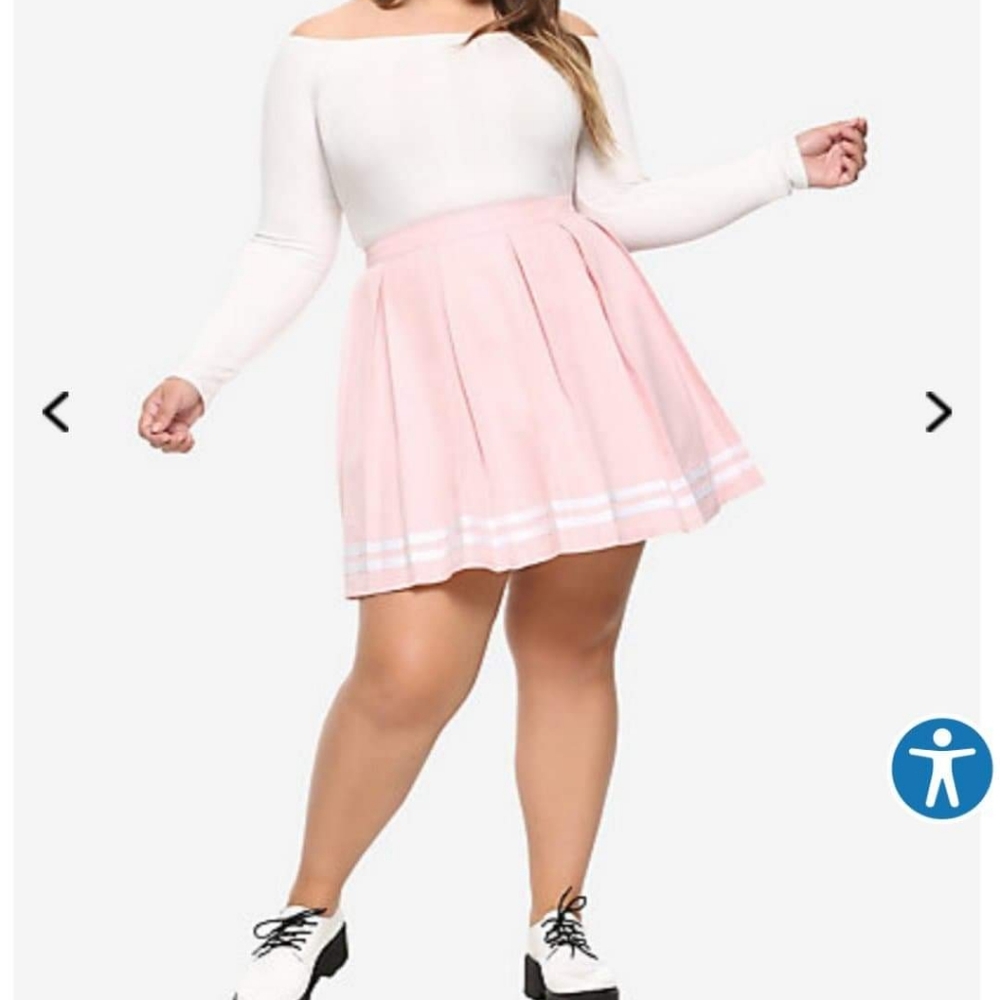 Hot Topic size 2 (16-18) plus size pleated skirt